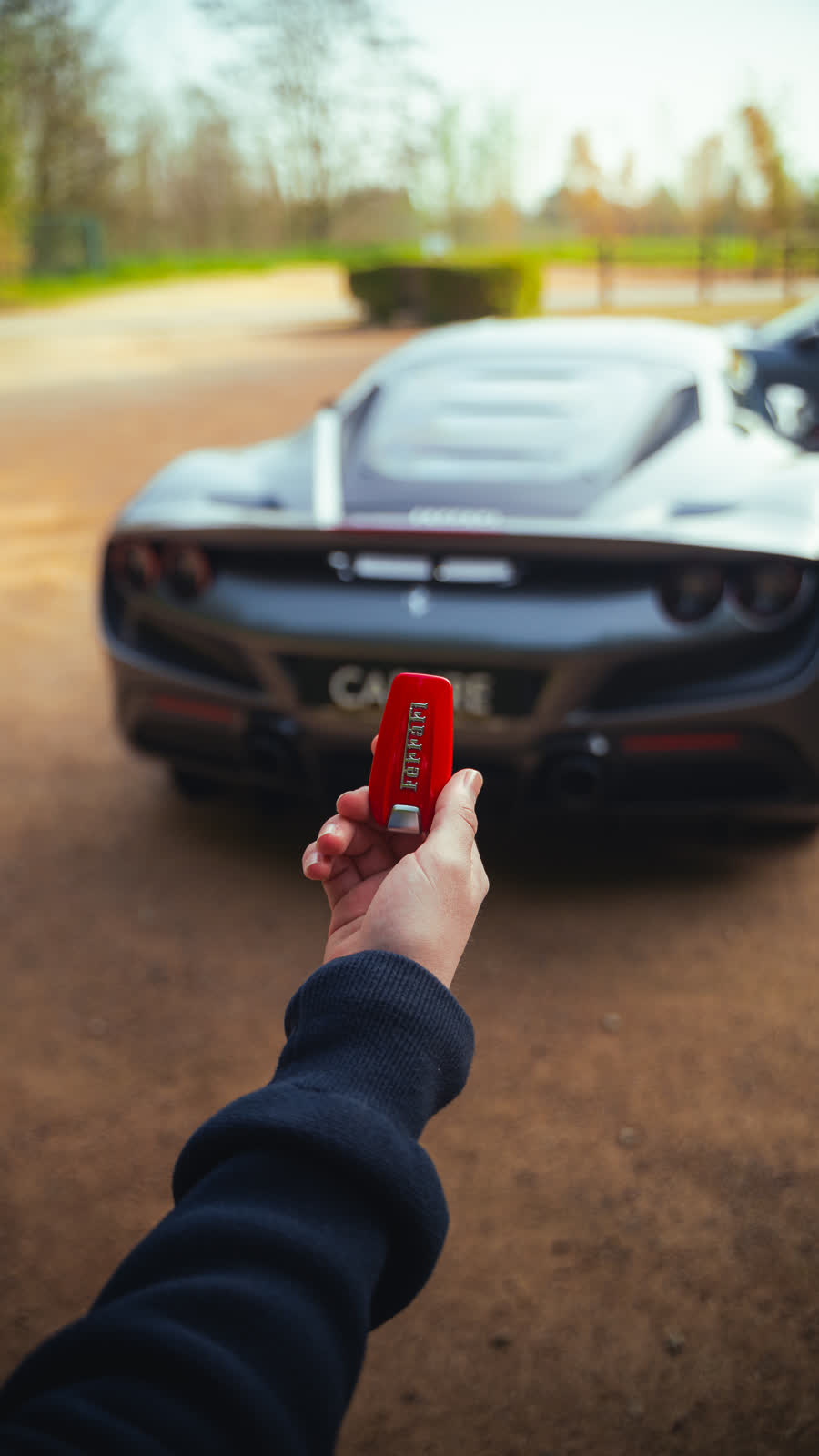 Remise de la clé d'une Ferrari Carure