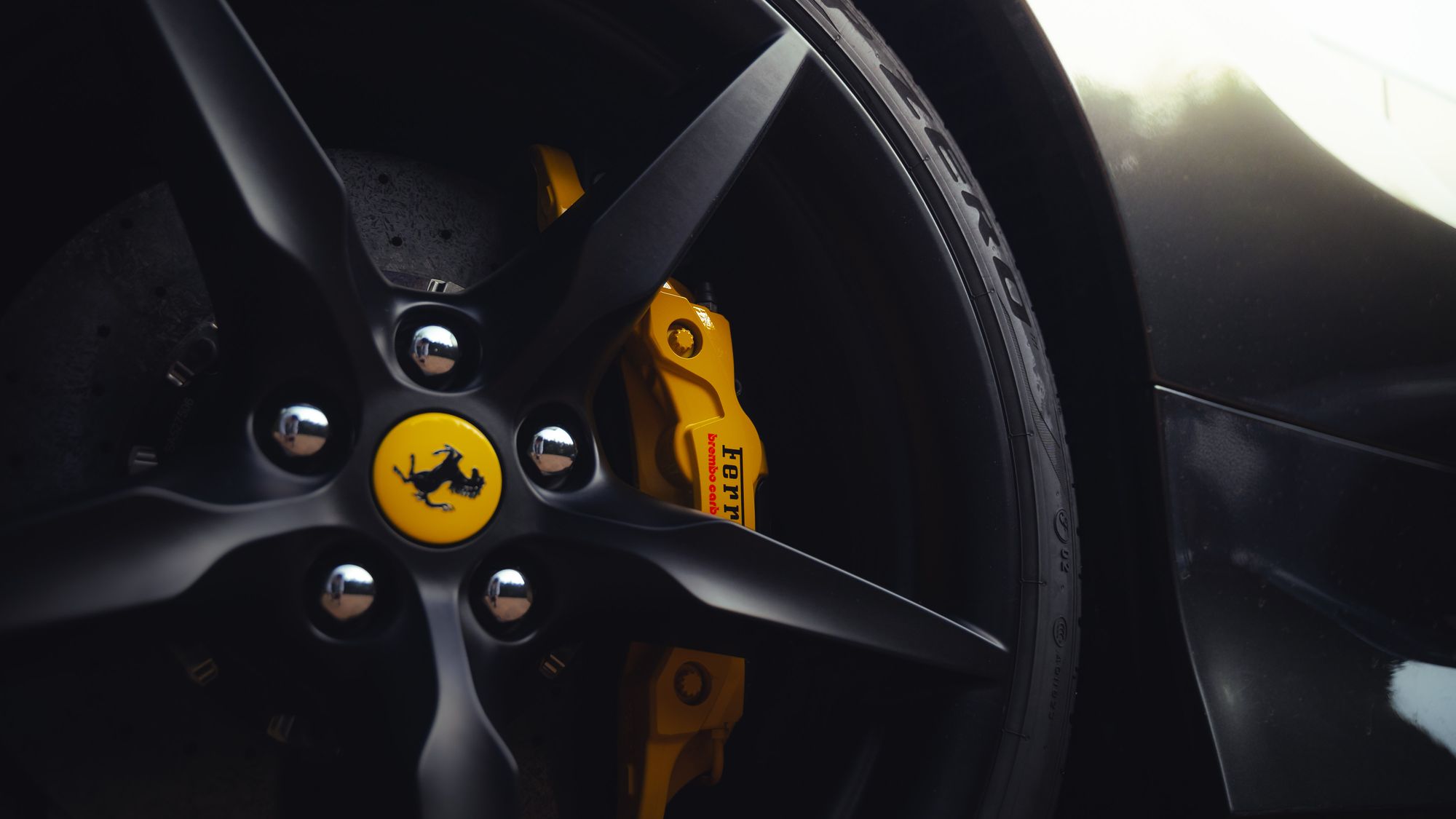 Jante Ferrari et étrier de frein Brembo carbone-céramique jaune