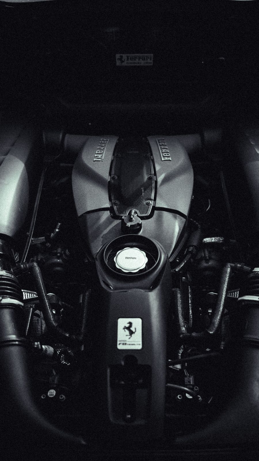 Moteur V8 biturbo de la Ferrari F8 Tributo en noir et blanc