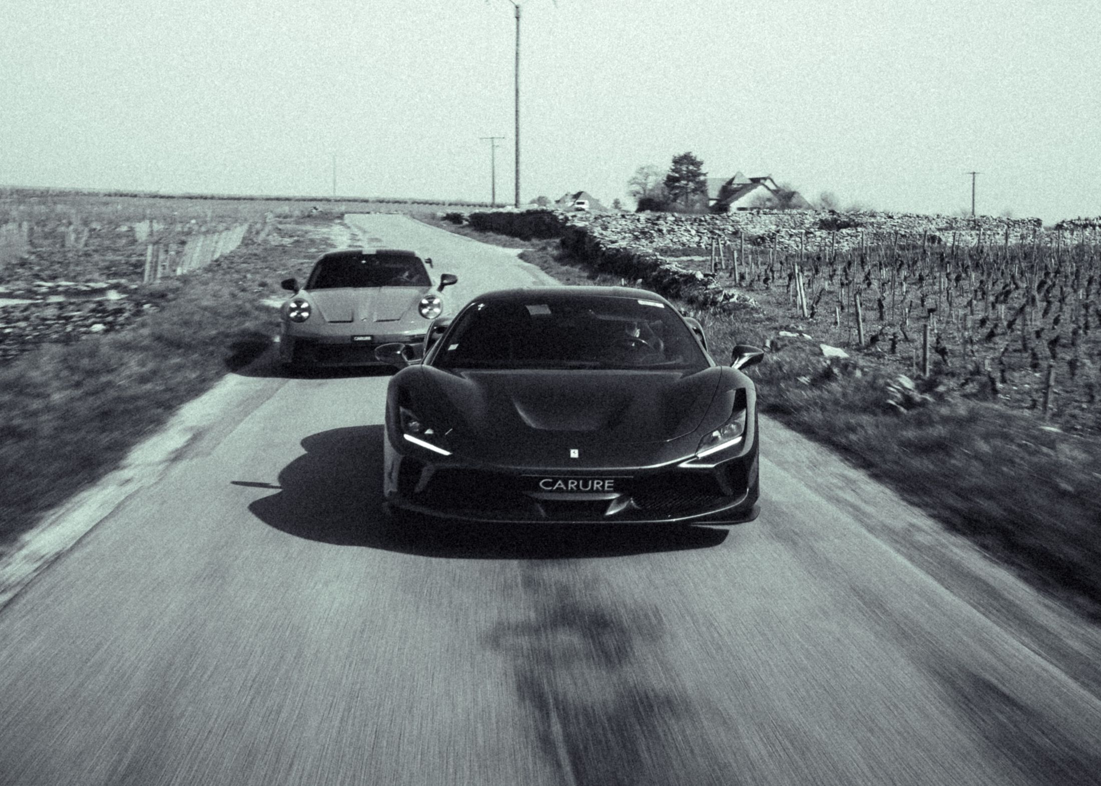 Ferrari F8 et Porsche 911 GT3 Carure sur une route des vignes