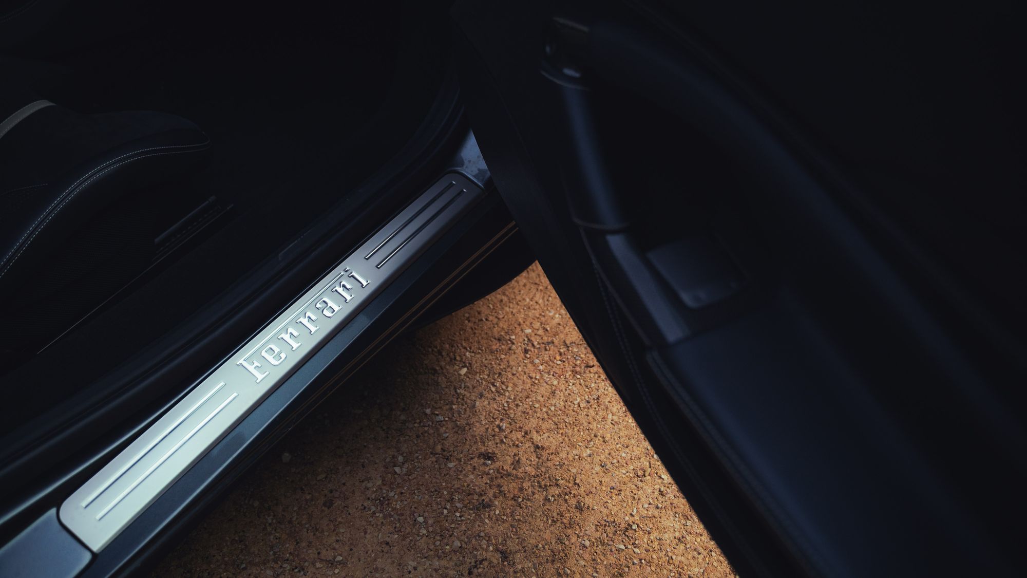 Seuil de porte Ferrari en aluminium, portière ouverte